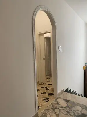 a hallway with an archway leading into a room at Holiday & House - Imparato Carini Costa Verde - Appartamento con giardino privato - porzione di Villa residenziale a pochi passi dal mare in Carini