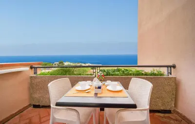 a table and chairs on a balcony with the ocean at Bilo 4 in Lido di Mondello