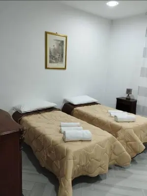 two beds sitting next to each other in a room at La casetta dei limoni in Palermo