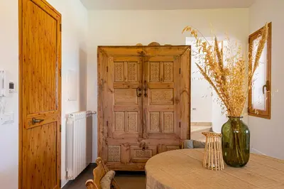 a room with a table and a vase with flowers on it at Villa Bellacosa con Piscina Privata vista mare in Castellammare del Golfo