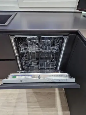 a dishwasher with its door open in a kitchen at LA CASA DI TIAGO in Palermo